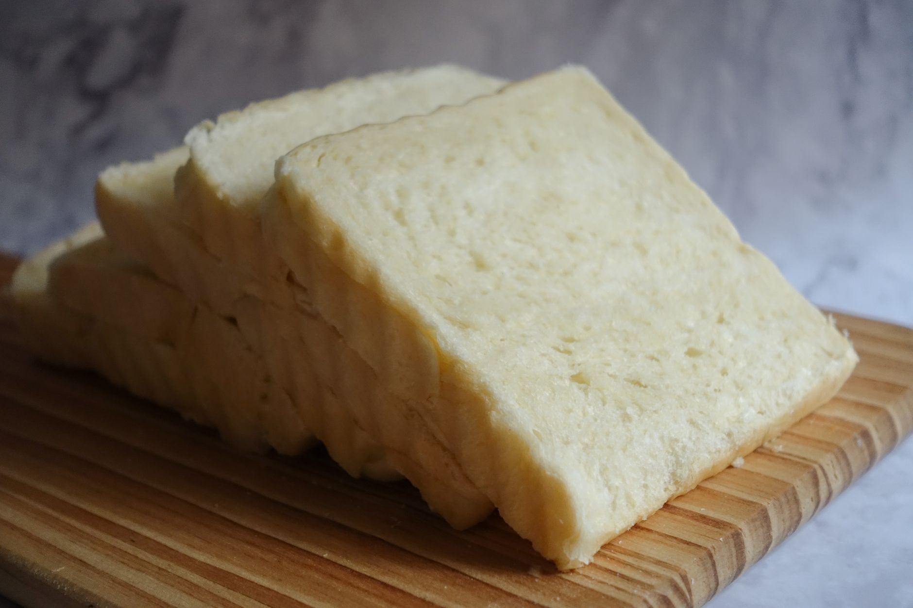 Egyszerű fehér házikenyér felszeletelve
