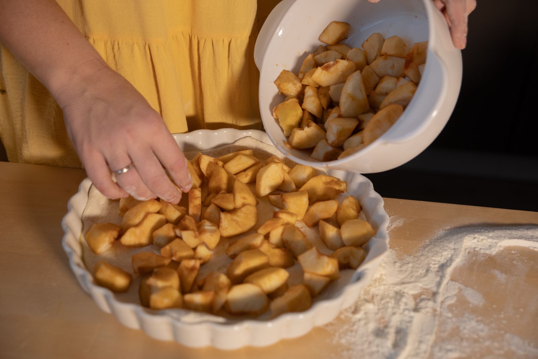 Felszeletelt almák egy tálban, sütéshez előkészítve